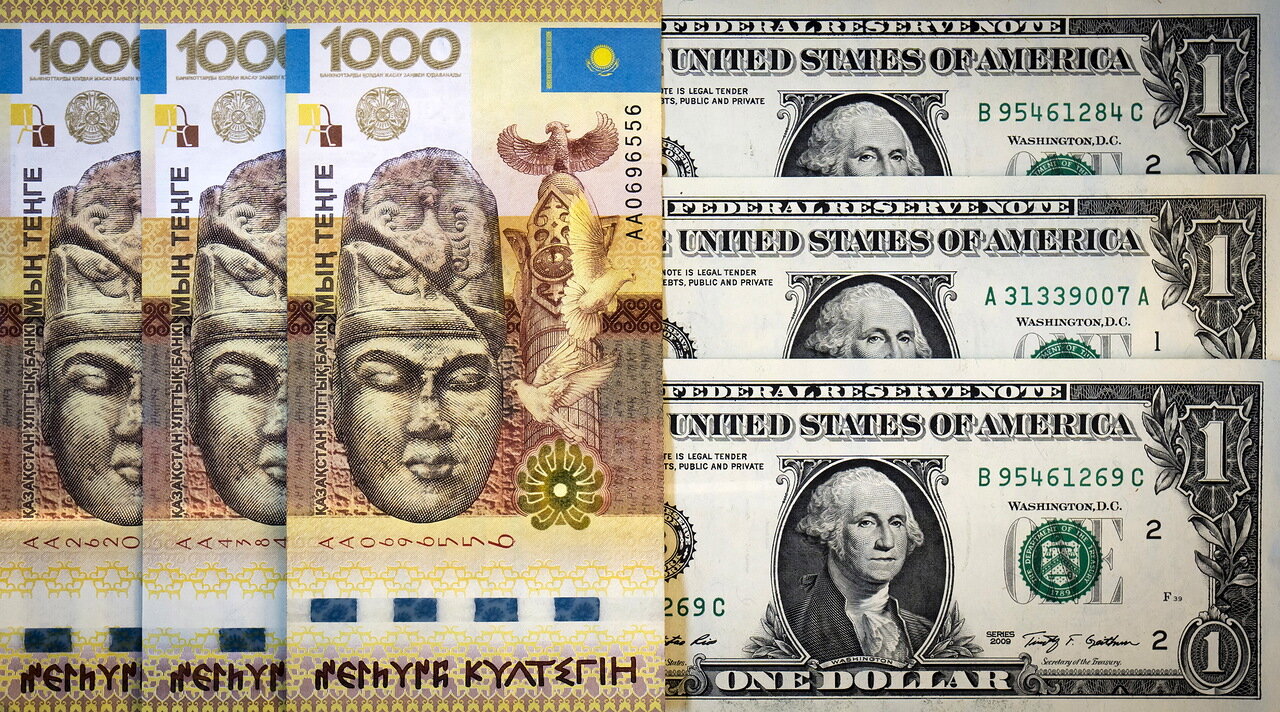 Объем нетто-продаж долларов обменными пунктами Казахстана составил более 555 млрд тенге