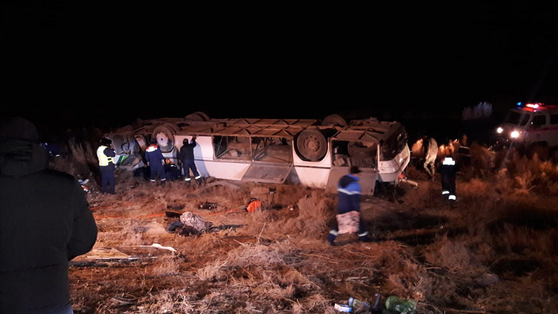 На трассе под Кызылордой опрокинулся пассажирский автобус: увеличилось число погибших    