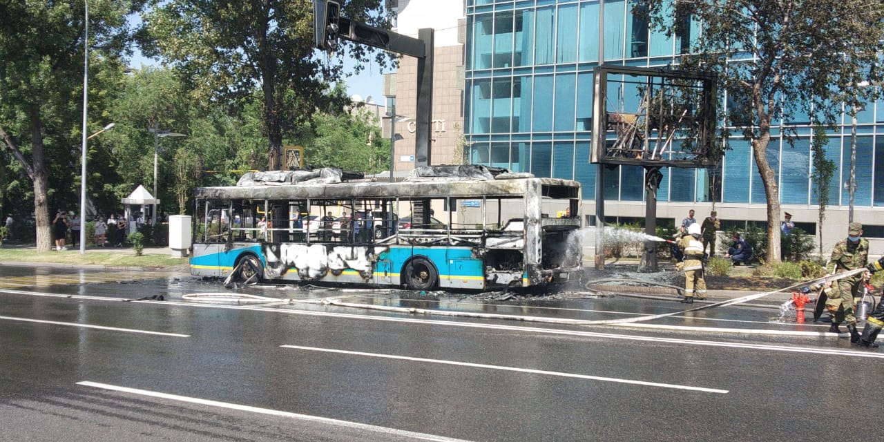 Алматыда сағат  жолаушылар автобусы өртенді 