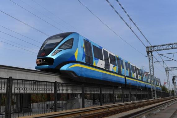В Китае выпустили новый монорельсовый поезд седлающего типа