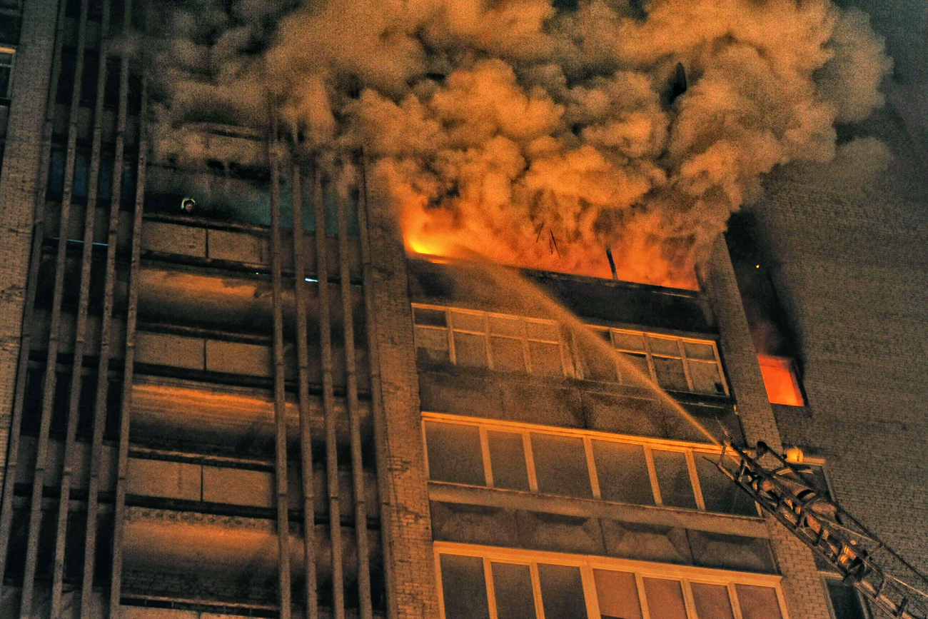 Из горящей многоэтажки в Риддере пожарные эвакуировали 35 человек 