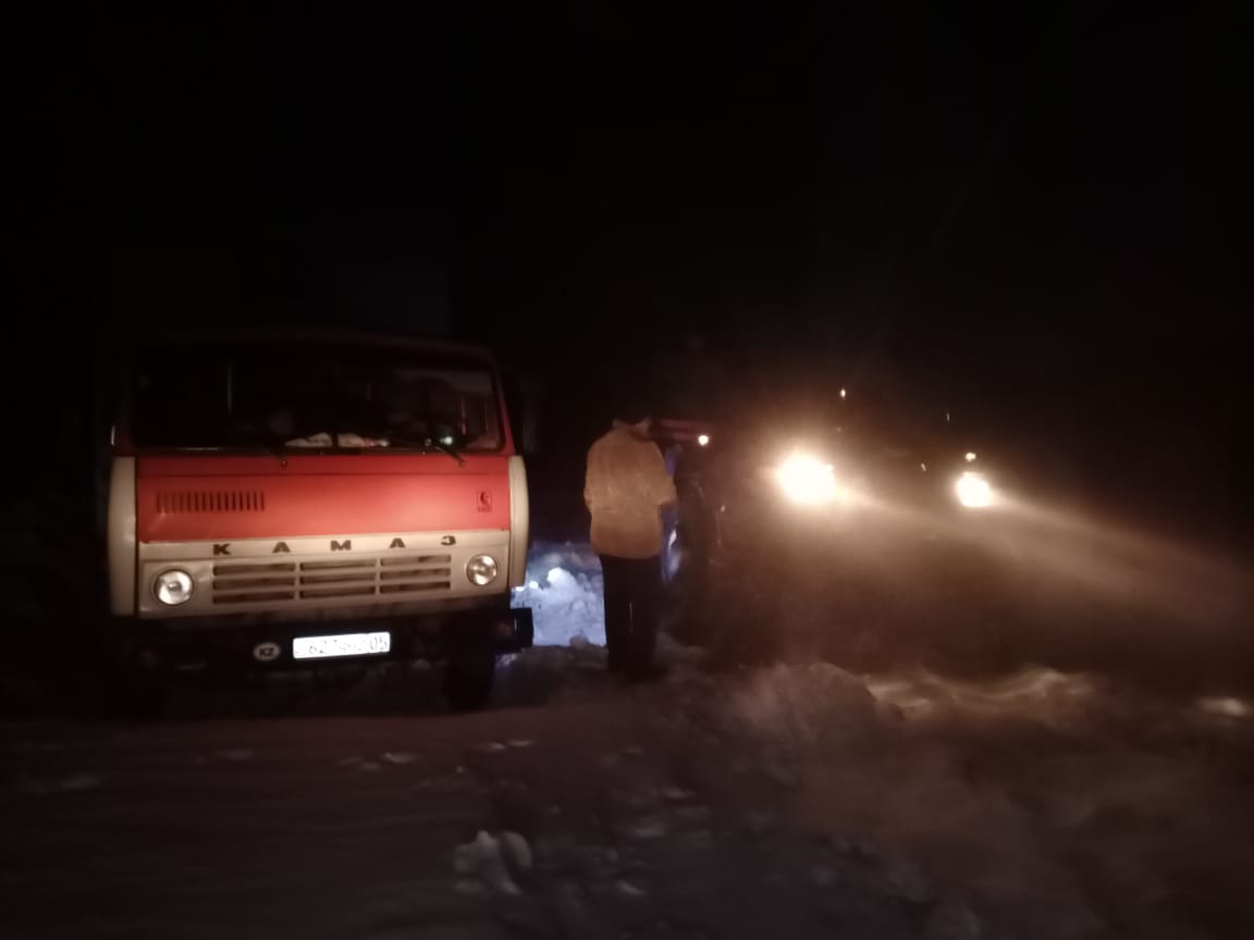 Құтқарушылар Алматы-Өскемен тас жолында қалып қойған 16 адамды құтқарды