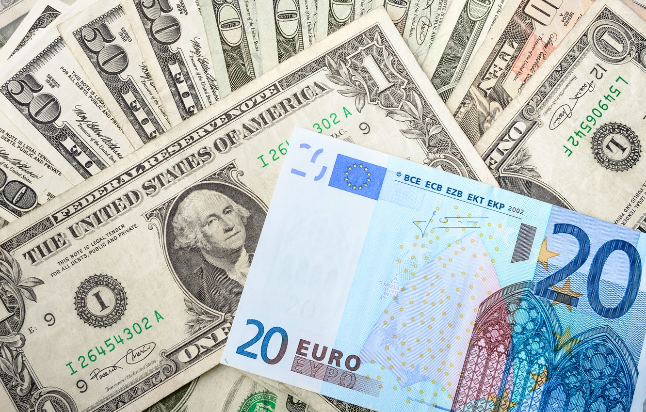Когда и почему доллар будет стоить дороже евро, рассказал аналитик 