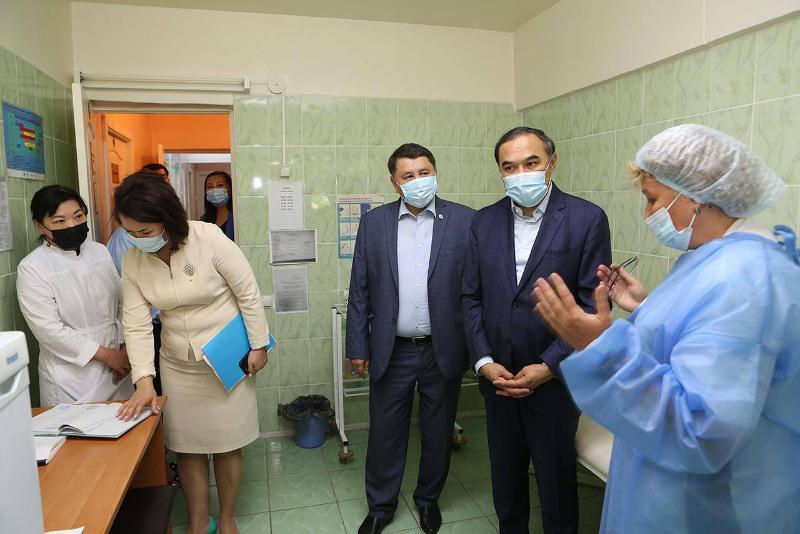 Кто в Алматы следит за работой прививочных пунктов  