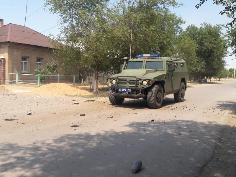 Бронетехнику намерены использовать для тушения пожара на складе боеприпасов на юге Казахстана   