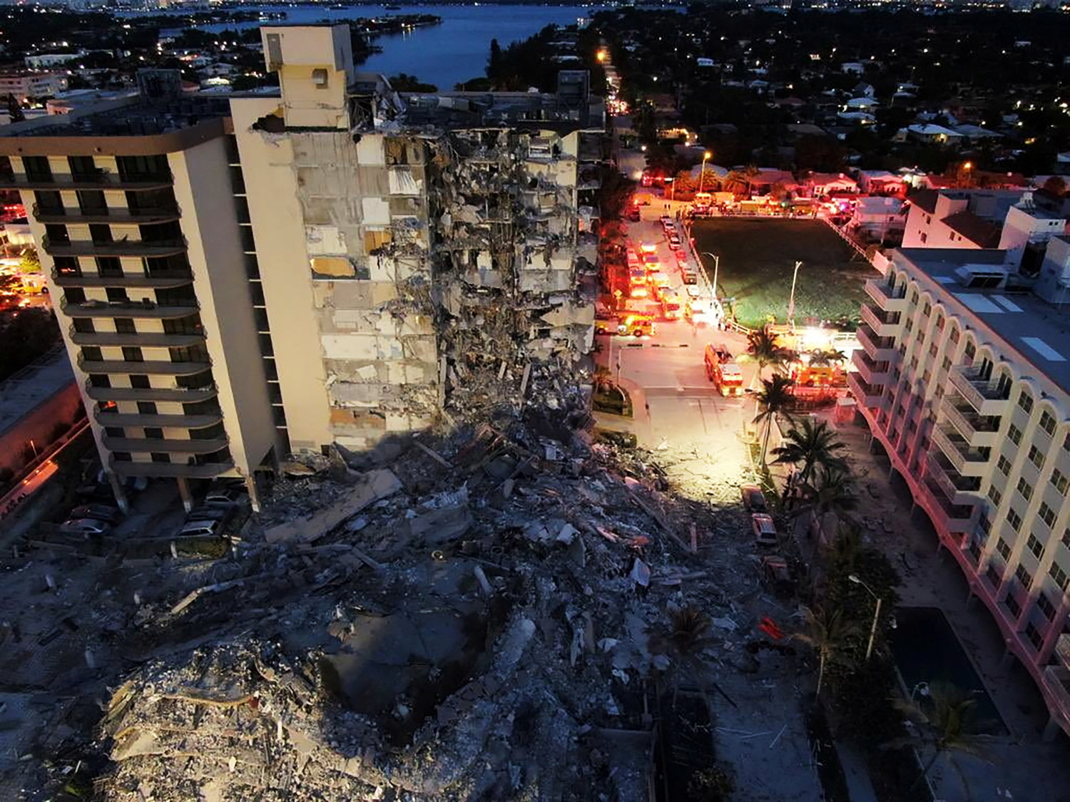 Почти 100 человек ищут спасатели Майами после обрушения здания 