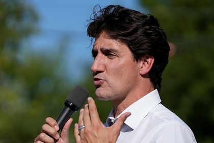 Митингке келгендер Канада премьеріне тас лақтырды 