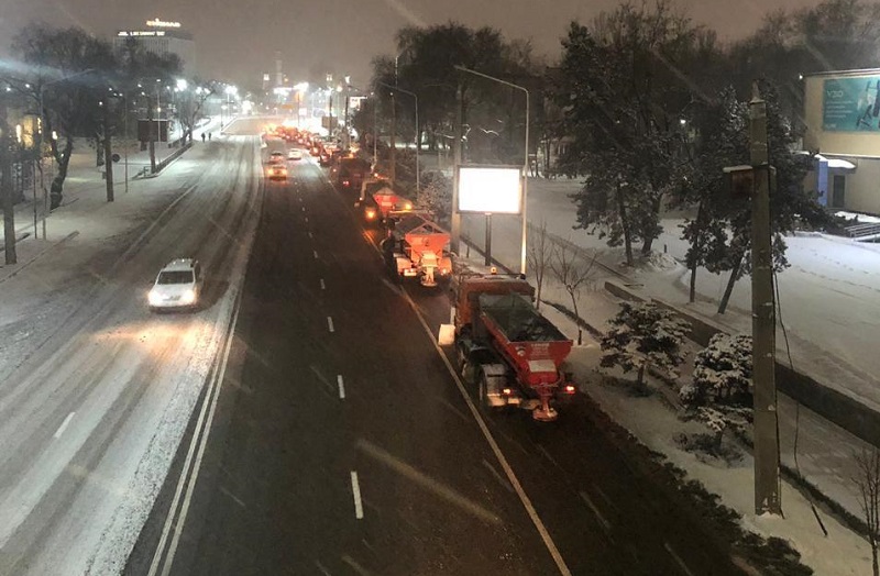 С улиц Алматы за ночь вывезли 230 кубометров снега  
