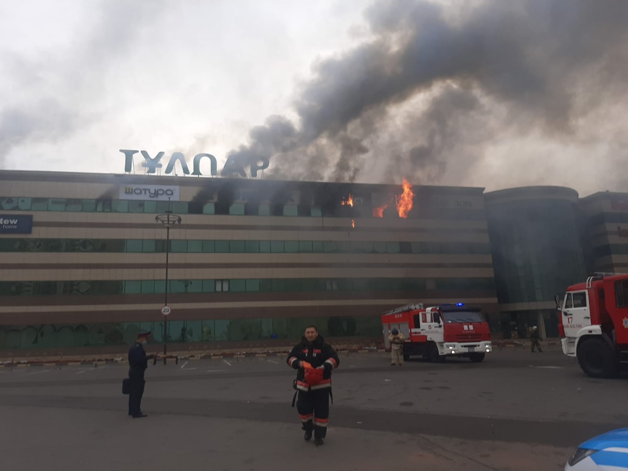 В Нур-Султане горит торговый дом "Тулпар"  