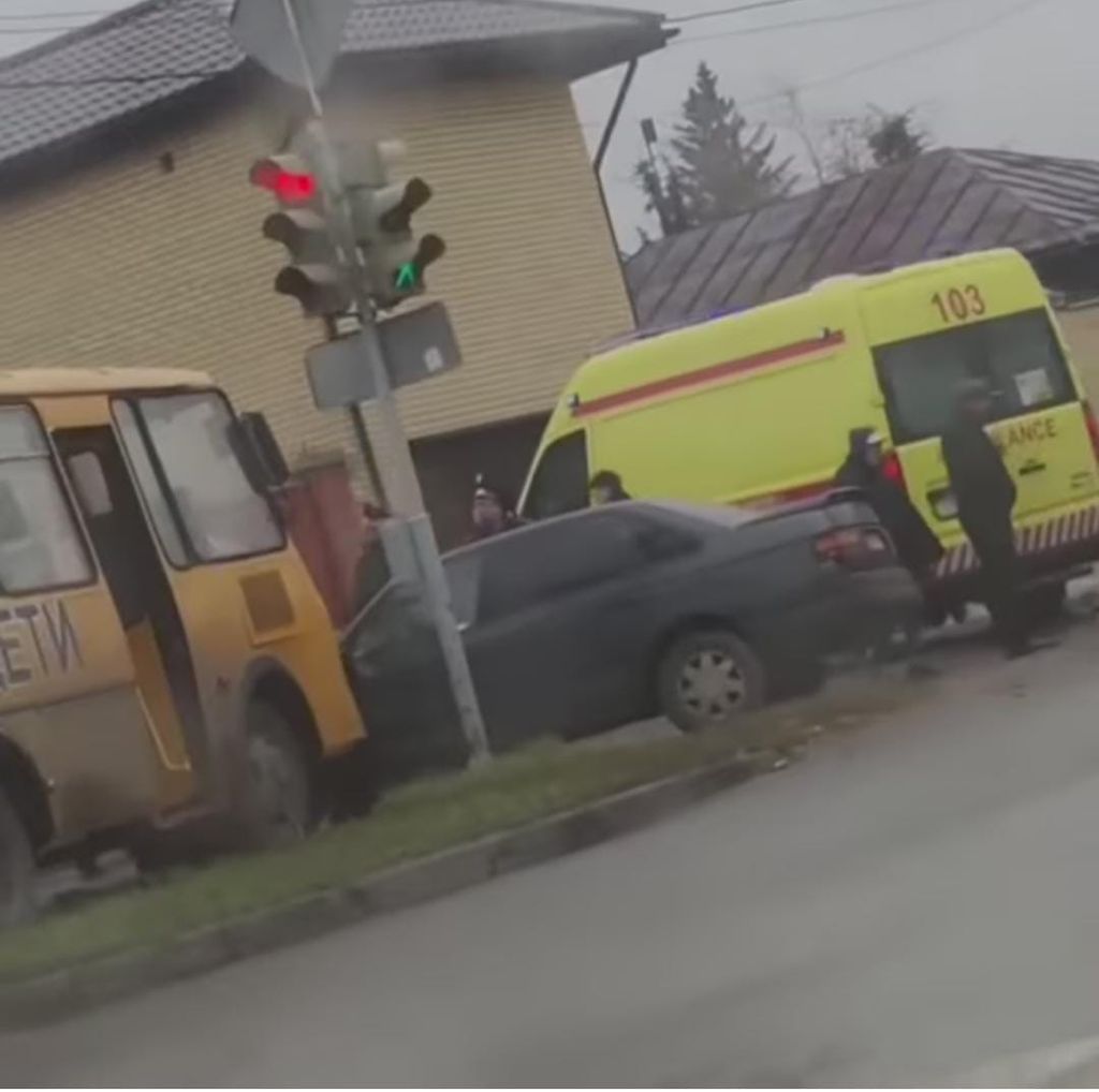 Школьный автобус попал в ДТП в Павлодаре  