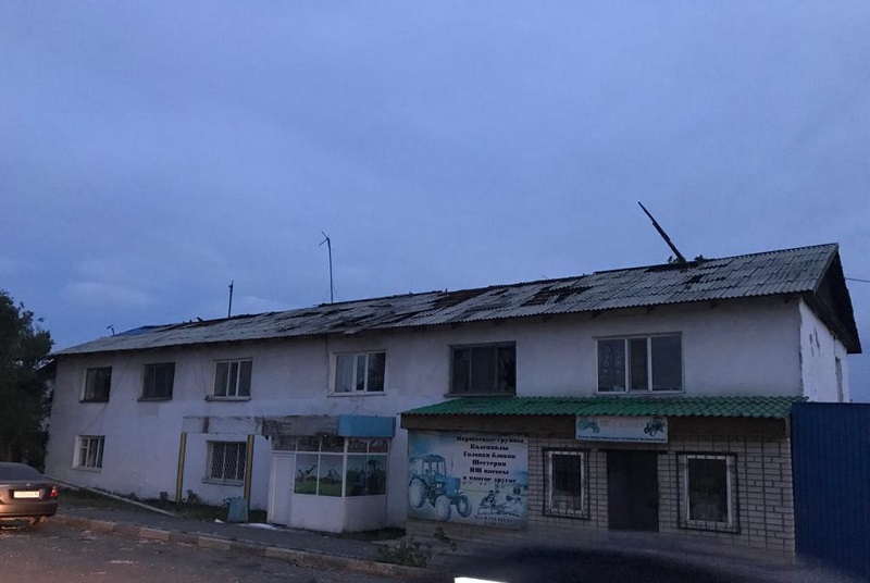 Сильный ветер сорвал крыши с сотни зданий в Аягозе  