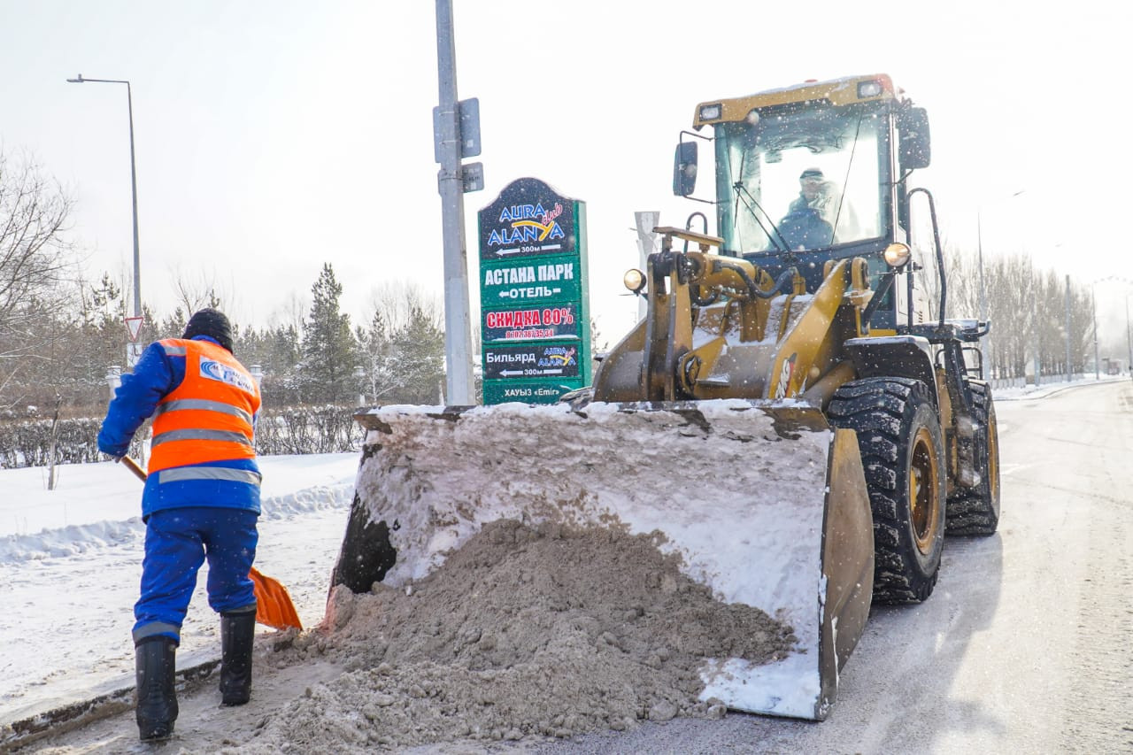 Почти две тысячи рабочих задействовано в уборке Нур-Султана от снега