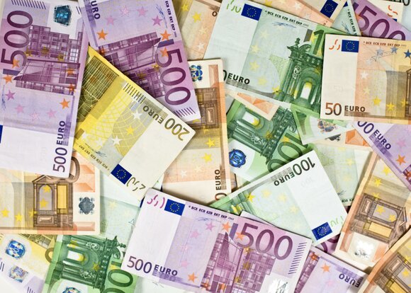 Макрон призвал интернационализировать евро