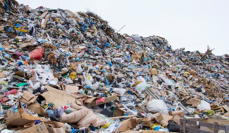 Экологи: больше 100 заброшенных мусорных полигонов в РК