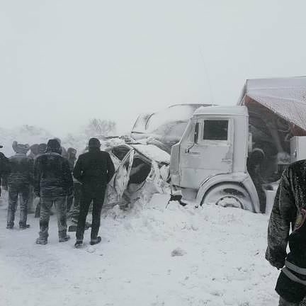 В Павлодарской области на загородной трассе в авариях столкнулось более десяти машин