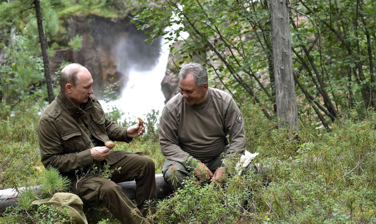 Путин отдыхает в тайге с Шойгу