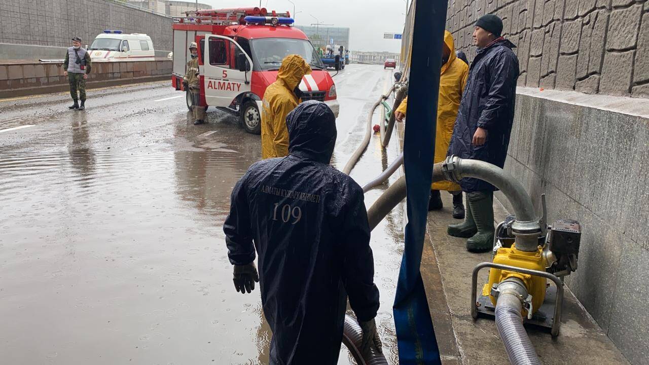 Ливень устроил потопы в Алматы. Видео