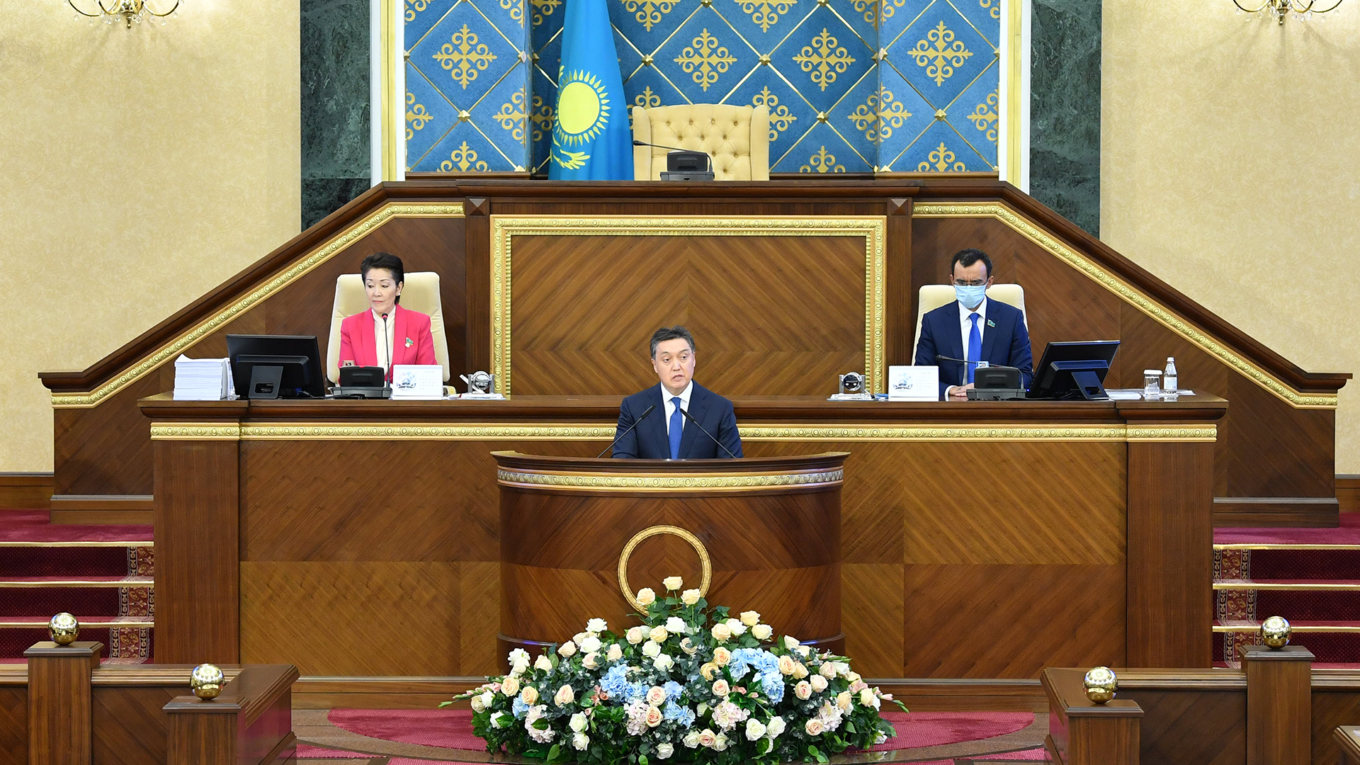 Аскар Мамин выступил на совместном заседании палат парламента   