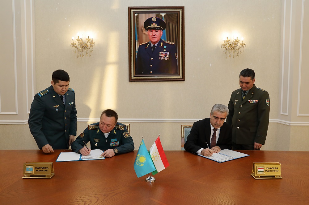 Казахстан намерен оказать Таджикистану военно-техническую помощь 