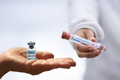 АҚШ-та вакцинаның үшінші дозасын ересектерге егуге рұқсат беріледі