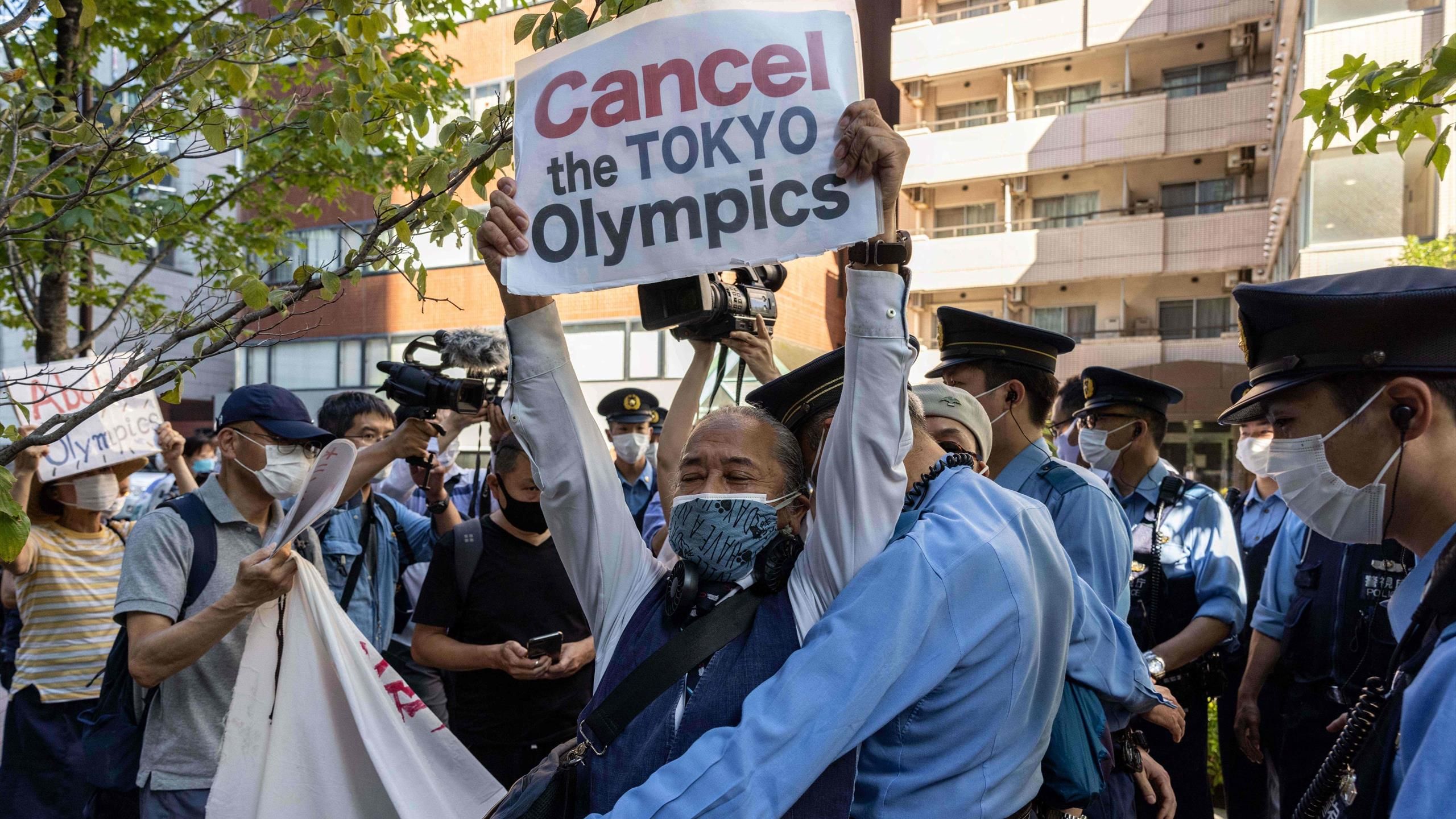 В Токио проходят протесты с требованием отменить Олимпиаду из-за пандемии COVID-19