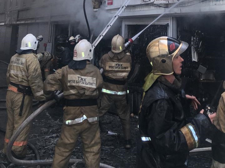 Контейнеры с автозапчастями сгорели на рынке в Алматы