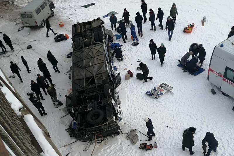 19 человек погибли при опрокидывании автобуса с моста в Забайкалье  