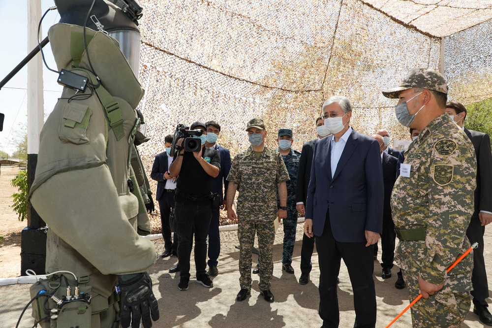 Президент Казахстана посетил военный полигон и ознакомился с ходом восстановительных работ в Арыси