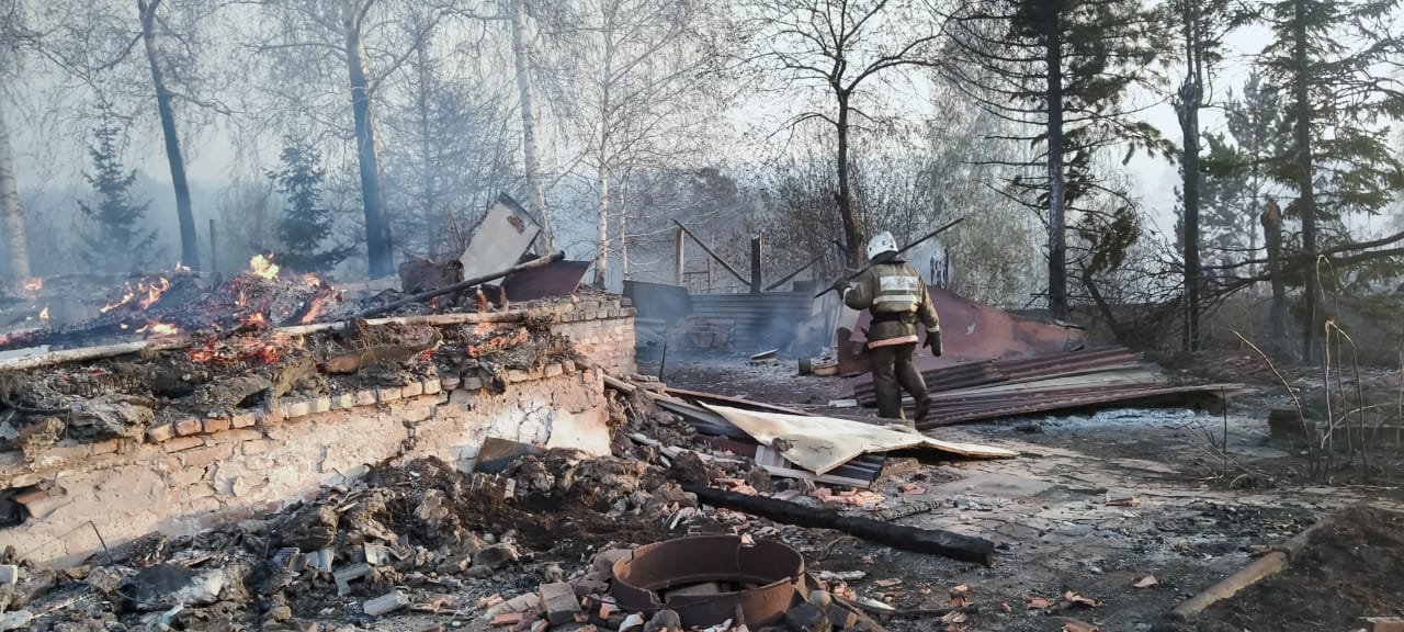 Пожар в лесной зоне Риддера: погибла женщина, двое мужчин находятся в реанимации, уничтожено 35 домов  