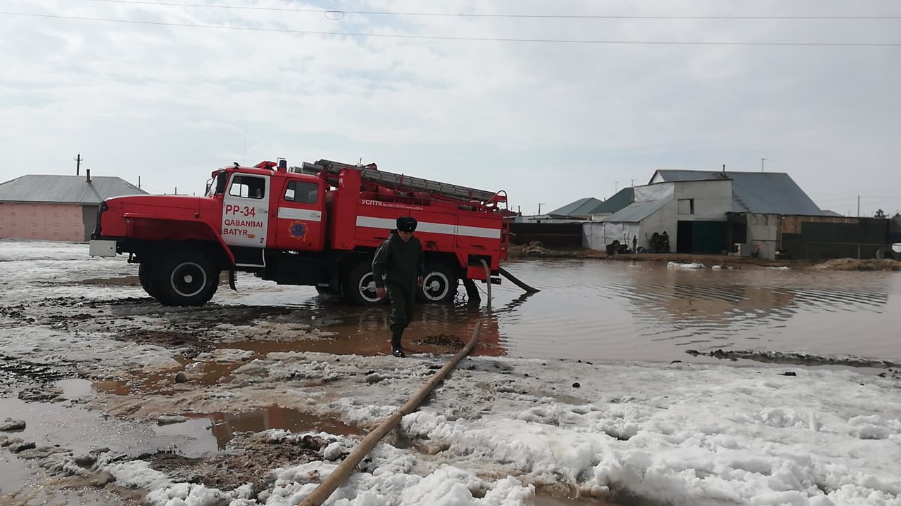 В пригородных поселках Нур-Султана продолжается борьба с паводками