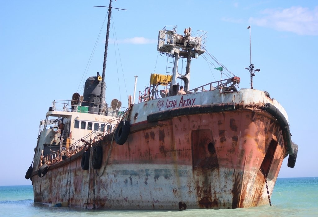 В Актау завершилась утилизация танкера "Аракс", севшего на мель два года назад