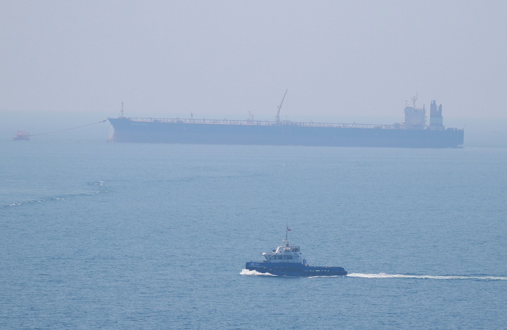 Около семи километров побережья Каспийского моря загрязнено нефтепродуктами