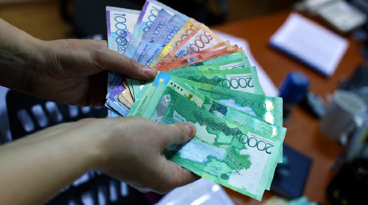 Зарплаты в Казахстане: работники промышленной сферы получают на треть больше     