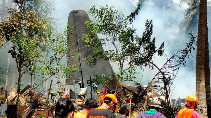 Число погибших при крушении военного самолета на Филиппинах возросло до 50  