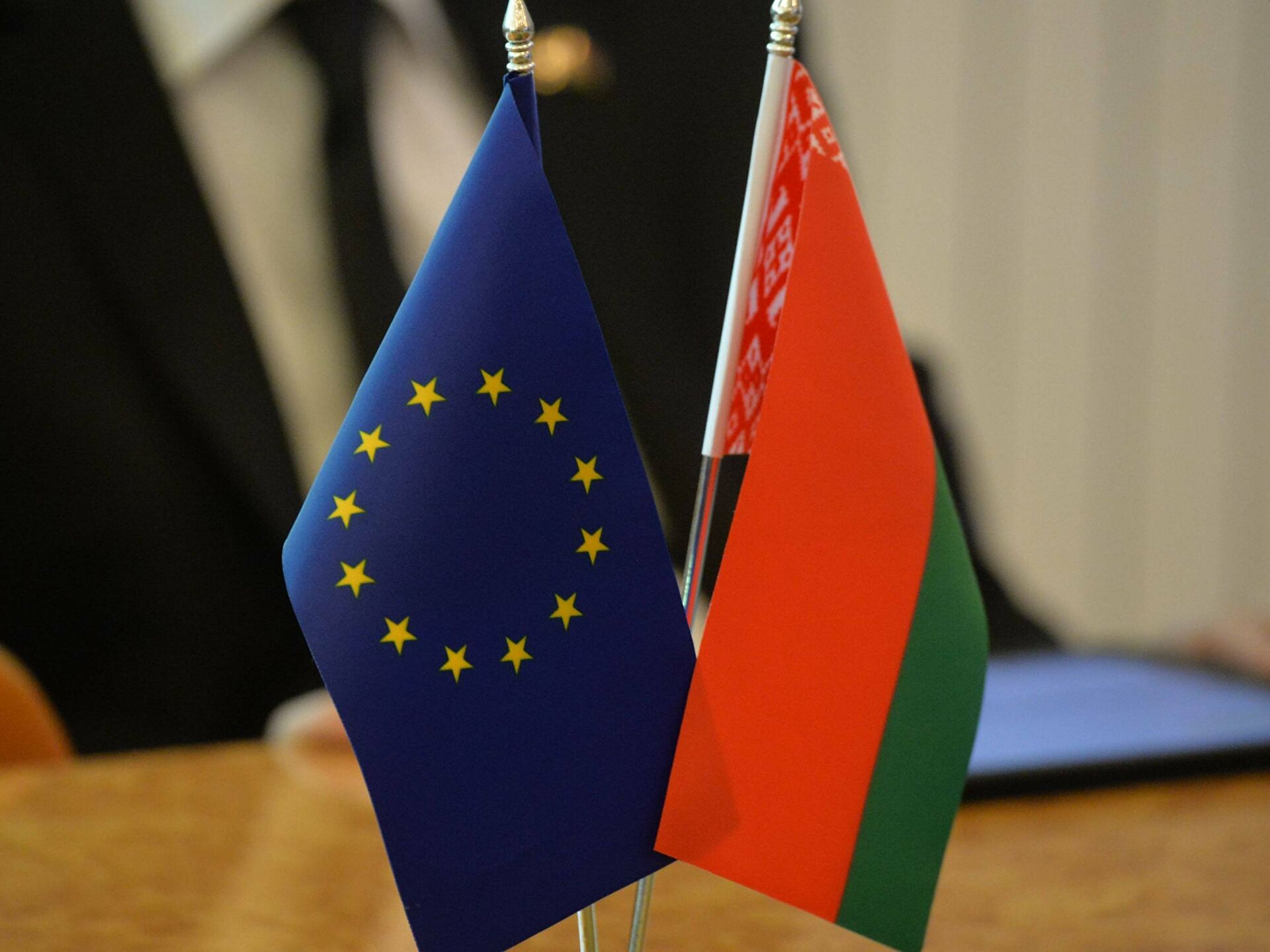 Белоруссия продолжит поставки в ЕС не попавшей под санкции продукции - премьер  