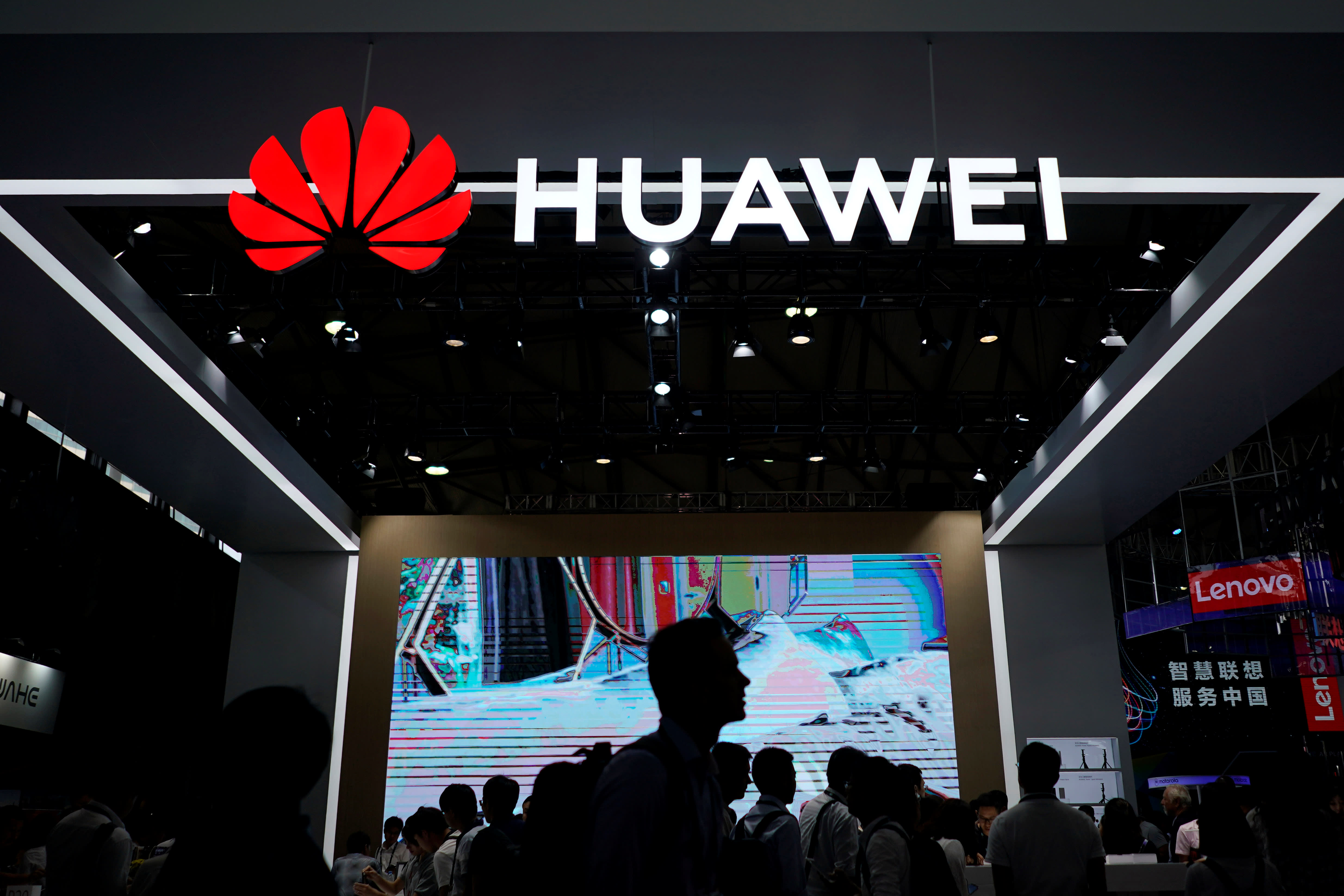 Трамп Huawei-ге тағы да жеңілдік жасады