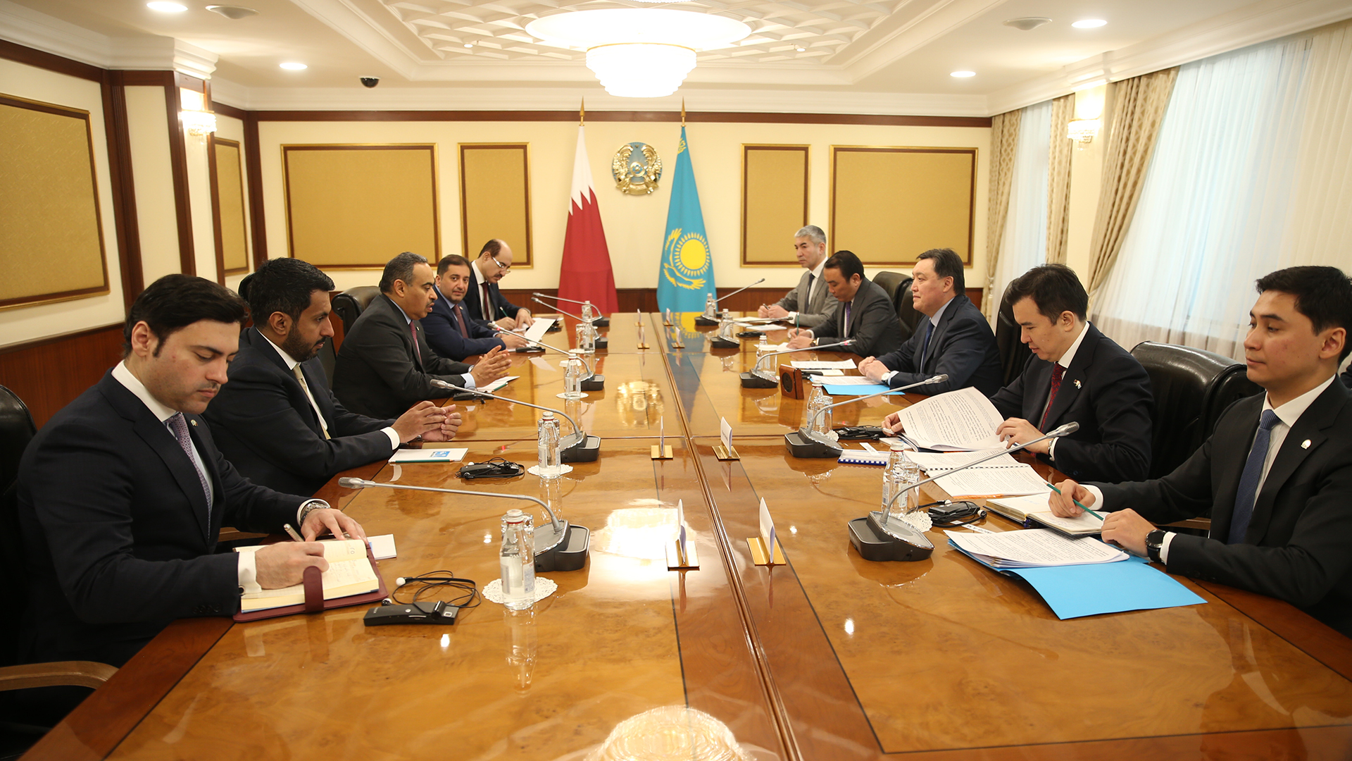 Аскар Мамин провел встречу с министром торговли и индустрии Катара  