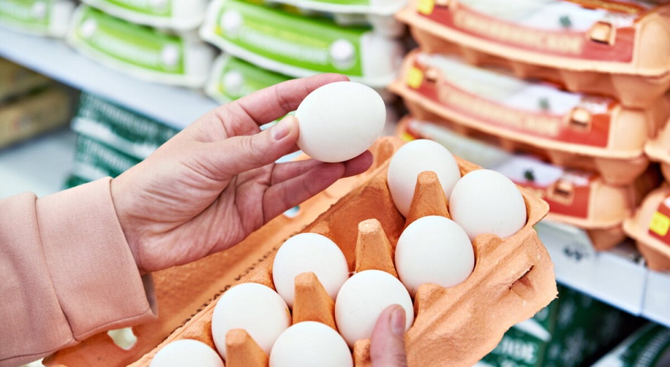 Во многих супермаркетах Актобе с прилавков исчезли куриные яйца