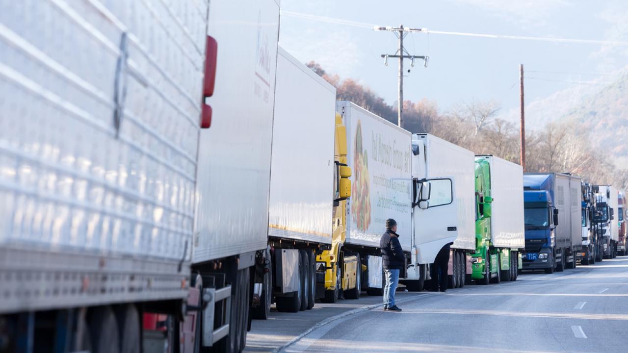 Более ста грузовых машин скопилось на киргизско-казахстанской границе  