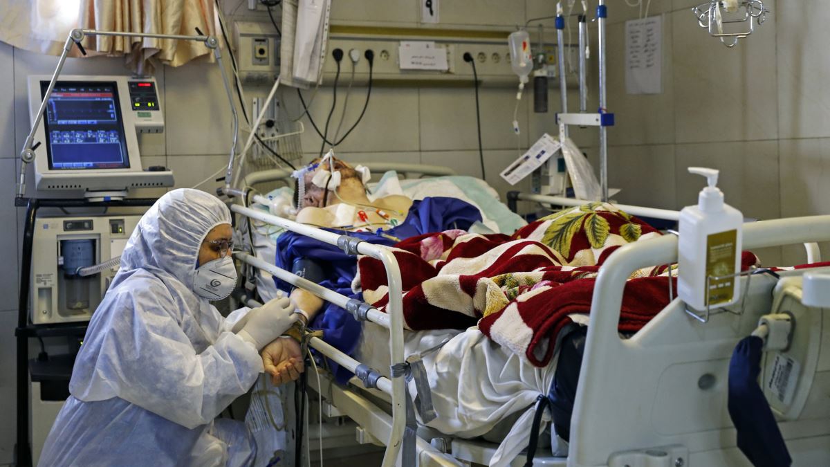 В Иране зафиксирована рекордная суточная смертность от Covid-19