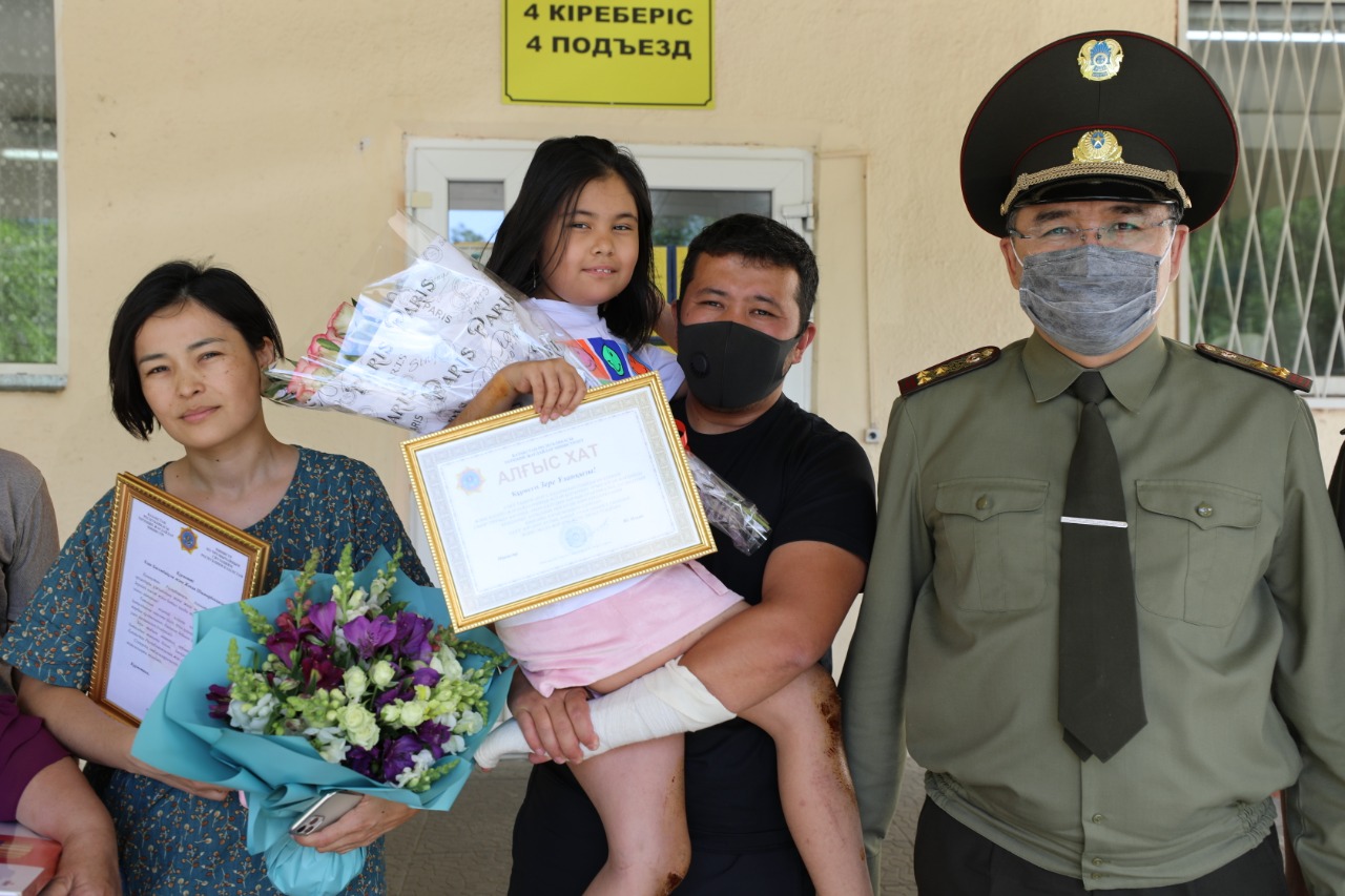 Родителей и девочку, выжившую в Чарынском каньоне, наградили в Алматы