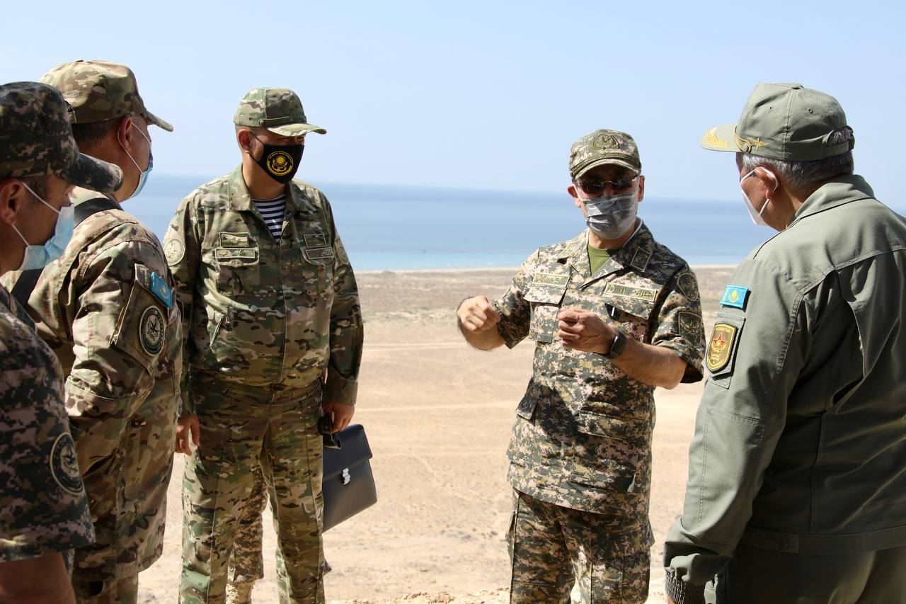 Глава минобороны Казахстана проверил боеготовность армейских подразделений в Мангистауской области