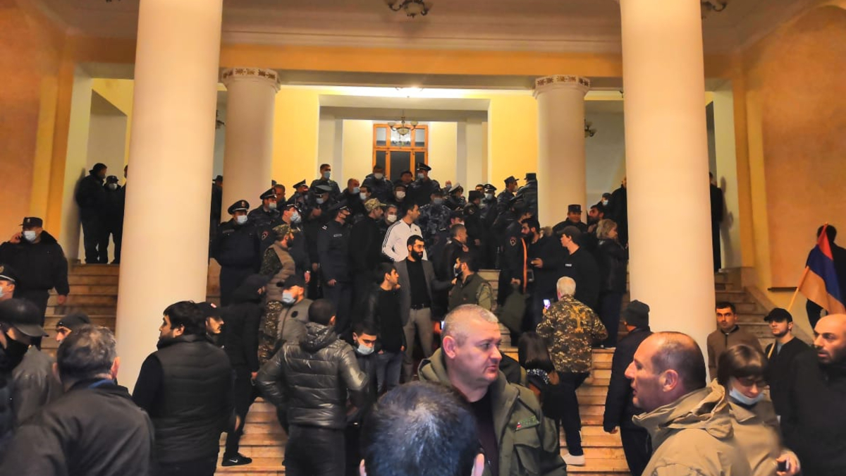 Демонстранты ворвались в здание армянского правительственного комплекса  