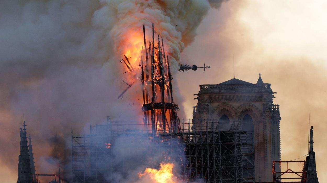 Названа причина пожара в соборе Парижской Богоматери  