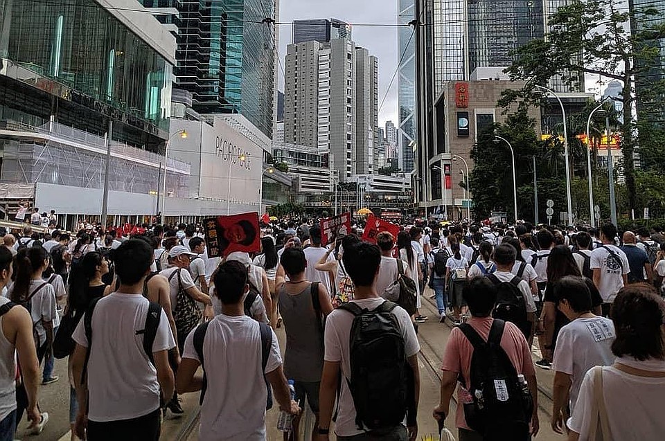 В пригороде Гонконга сотни демонстрантов вышли на несанкционированный митинг