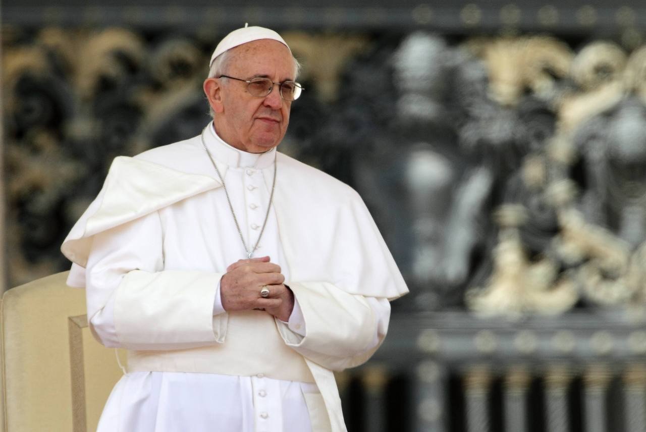 Папа римский молится об упокоении душ погибших в авиакатастрофе в Алматы - Ватикан