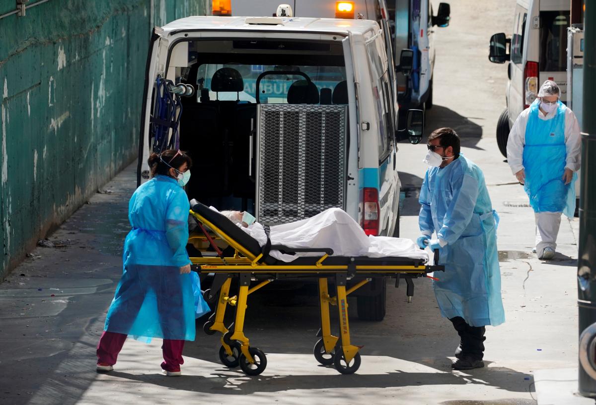 В Испании за сутки из-за коронавируса умерли более 670 человек 