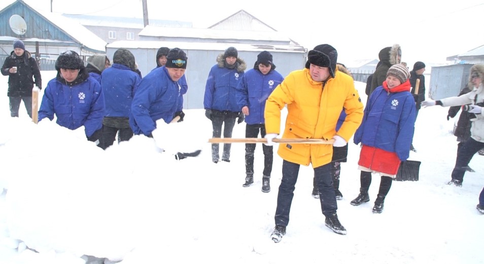 Юмористы во главе с Кабатовым в Нур-Султане чистят дворы от снега 