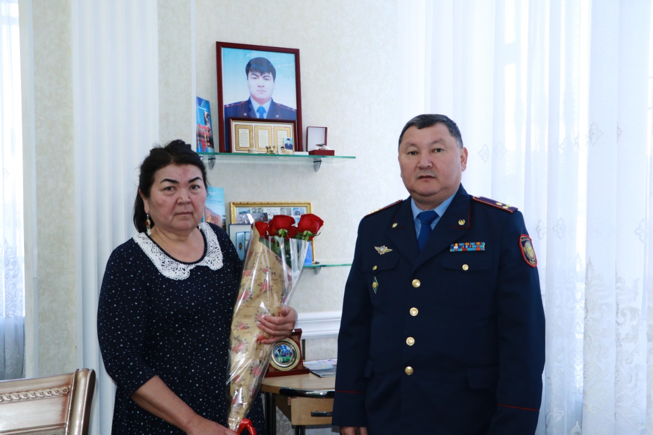 Шымкенттік полицейлер қызмет бабында қайтыс болған әріптесінің анасын құттықтады  