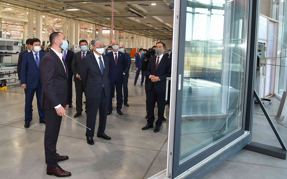 Глава государства посетил завод энергоэффективных архитектурных фасадов
